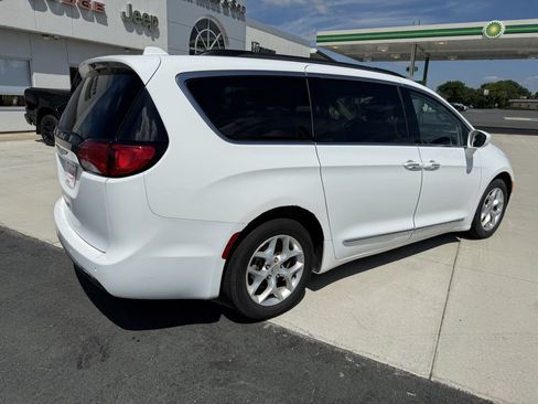 Used 2017 Chrysler Pacifica Touring-L w/ Tire & Wheel Group FWD image 7