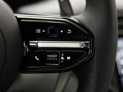 Used 2025 Aston Martin V8 Vantage Coupe image 18