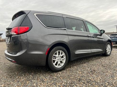 Used 2020 Chrysler Pacifica Touring-L image 4