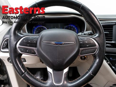 Used 2019 Chrysler Pacifica Touring-L FWD image 10