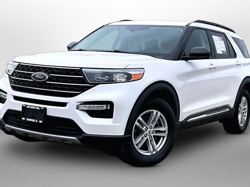 Used 2021 Ford Explorer XLT w/ Equipment Group 202A AWD/4WD image 13