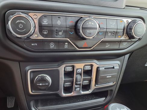 Used 2019 Jeep Wrangler Unlimited Sahara w/ Cold Weather Group AWD/4WD image 7