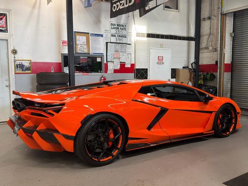 Used 2024 Lamborghini Revuelto image 4