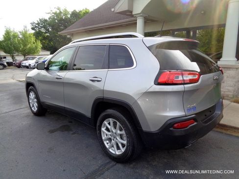 Used 2017 Jeep Cherokee Latitude w/ True North Edition AWD/4WD image 4