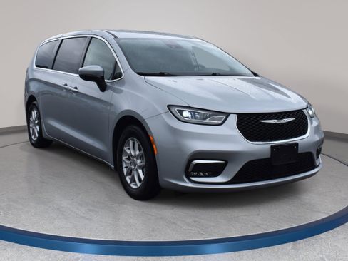 Used 2023 Chrysler Pacifica Touring-L FWD image 5