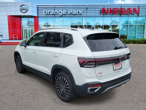 Used 2025 Volkswagen Taos SE FWD image 3