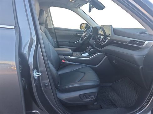 Used 2023 Toyota Highlander XLE image 15
