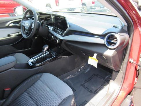 Used 2024 Chevrolet Trax LT FWD image 11