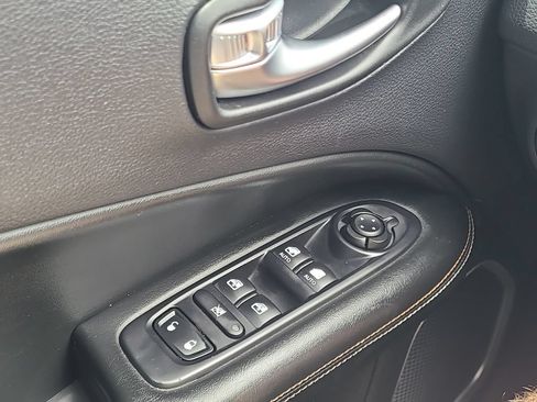 Used 2019 Jeep Compass Latitude w/ Popular Equipment Group AWD/4WD image 18