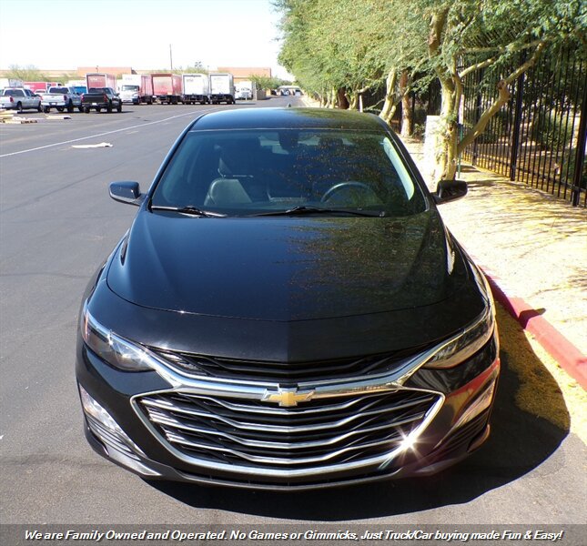 Used 2019 Chevrolet Malibu LT w/ Leather Package FWD image 2