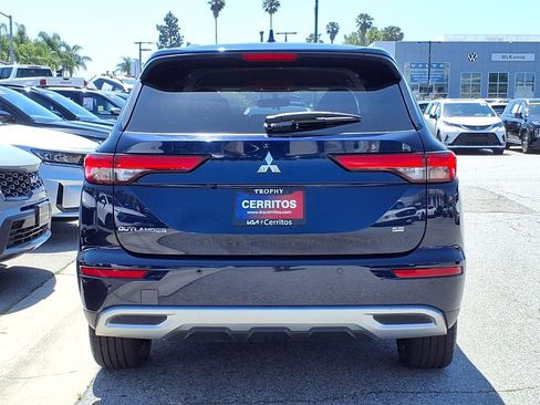 Used 2024 Mitsubishi Outlander SE AWD/4WD image 2