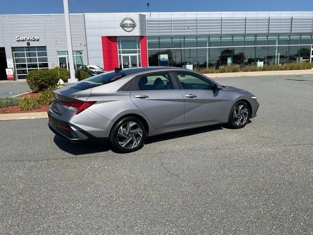 Used 2025 Hyundai Elantra SEL FWD image 6