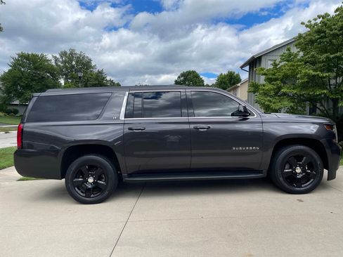 Used 2018 Chevrolet Suburban LT RWD image 2