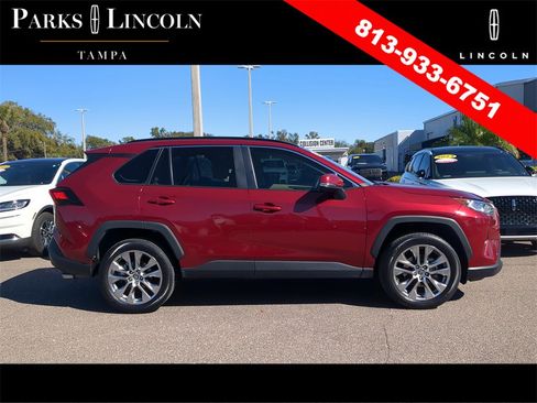 Used 2021 Toyota RAV4 XLE Premium image 3