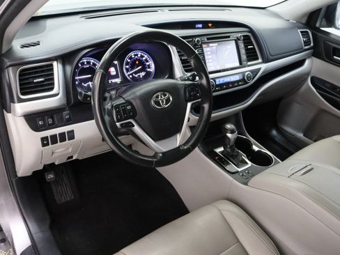 Used 2018 Toyota Highlander XLE FWD image 13