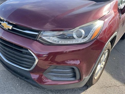 Used 2017 Chevrolet Trax LT w/ LT Convenience Package image 9