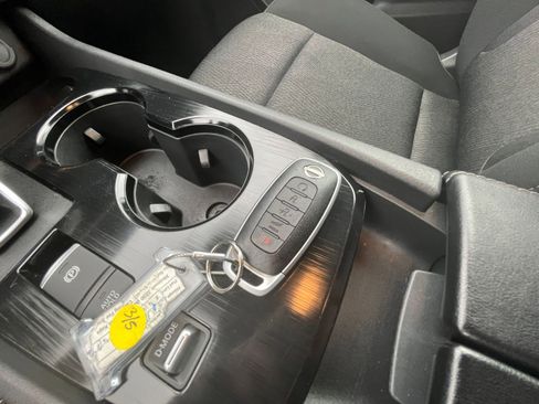 Used 2025 Nissan Rogue SV image 21