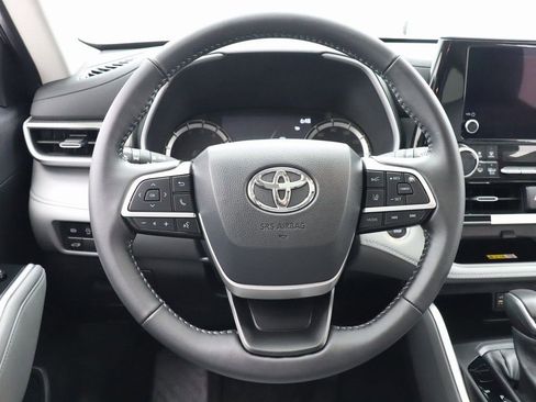 Used 2024 Toyota Highlander XLE image 14