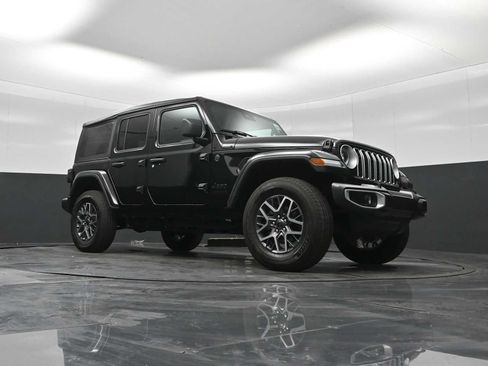 Used 2025 Jeep Wrangler Unlimited Sahara AWD/4WD image 18
