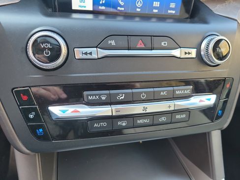 Used 2020 Ford Explorer Platinum w/ Premium Technology Package image 20