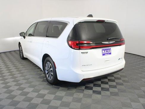 Used 2024 Chrysler Pacifica Select image 24