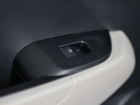 Used 2023 Hyundai Venue SEL FWD image 25