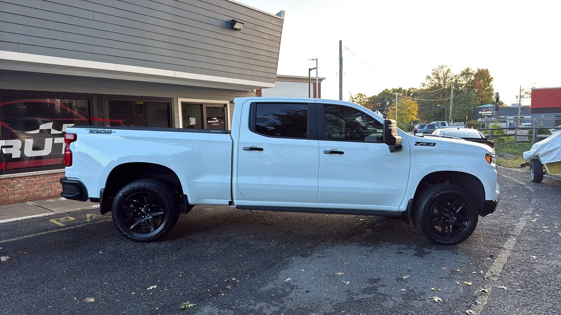 Used 2025 Chevrolet Silverado 1500 LT Trail Boss w/ Dark Appearance Package AWD/4WD image 4
