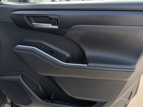 Used 2021 Toyota Highlander XLE image 36