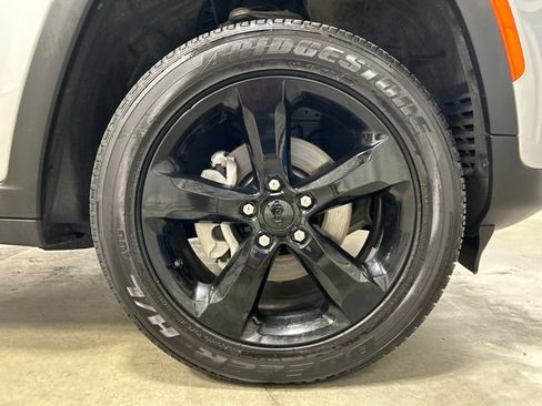 Used 2025 Jeep Grand Cherokee Altitude AWD/4WD image 11