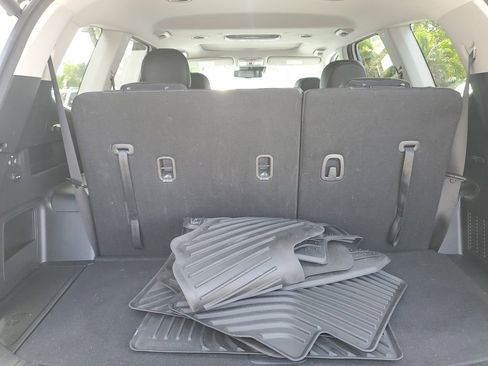 Used 2024 Kia Telluride EX w/ EX Captain's Chair Package FWD image 8