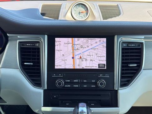 Used 2018 Porsche Macan S image 16