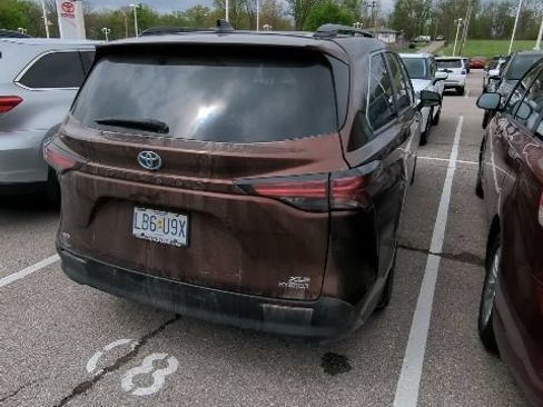Certified 2022 Toyota Sienna XLE w/ XLE Plus Package AWD/4WD image 6