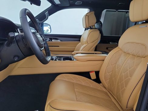 Used 2025 Jeep Grand Wagoneer Series III w/ Rear Seat Video Group 1 AWD/4WD image 12