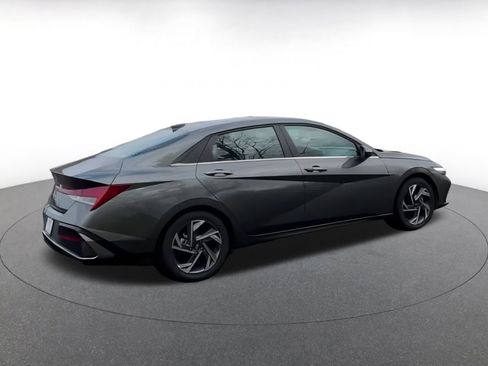 Used 2025 Hyundai Elantra SEL image 16