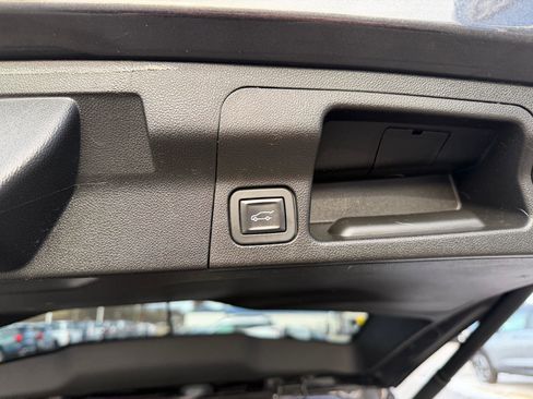 Used 2018 GMC Acadia SLT w/ LPO, Cargo Package image 11