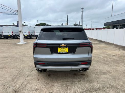 Used 2025 Chevrolet Traverse LT w/ Driver Confidence Package FWD image 4