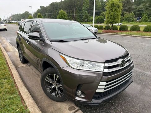 Used 2019 Toyota Highlander Plus FWD image 9