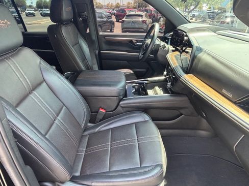 Used 2025 Chevrolet Tahoe High Country AWD/4WD image 30
