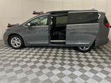 Used 2022 Chrysler Pacifica Limited image 3