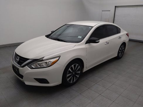 Used 2016 Nissan Altima 2.5 SL w/ Interior Lighting Package FWD image 2