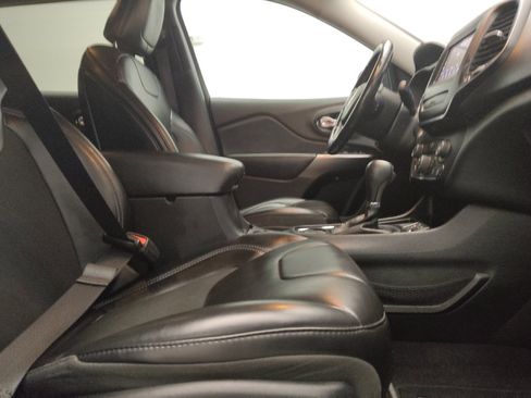 Used 2019 Jeep Cherokee Latitude Plus FWD image 21