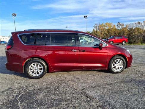 Used 2021 Chrysler Pacifica Touring-L image 9