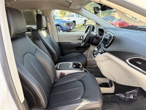 Used 2024 Chrysler Pacifica Select image 40