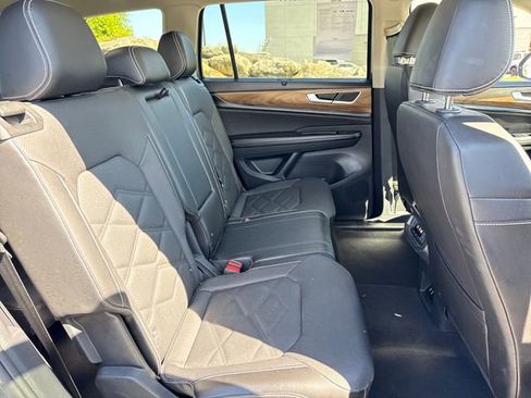 Used 2024 Volkswagen Atlas SE AWD/4WD image 12