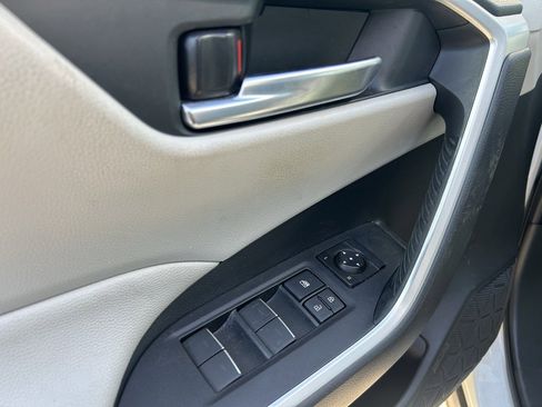 Used 2022 Toyota RAV4 XLE Premium image 11