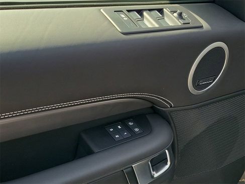 New 2025 Land Rover Discovery Metropolitan Edition image 24