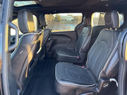 Used 2024 Chrysler Pacifica Limited w/ Uconnect Theater Family Group image 13