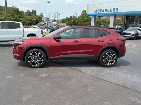 Used 2025 Chevrolet Trax RS w/ Driver Confidence Package FWD image 2