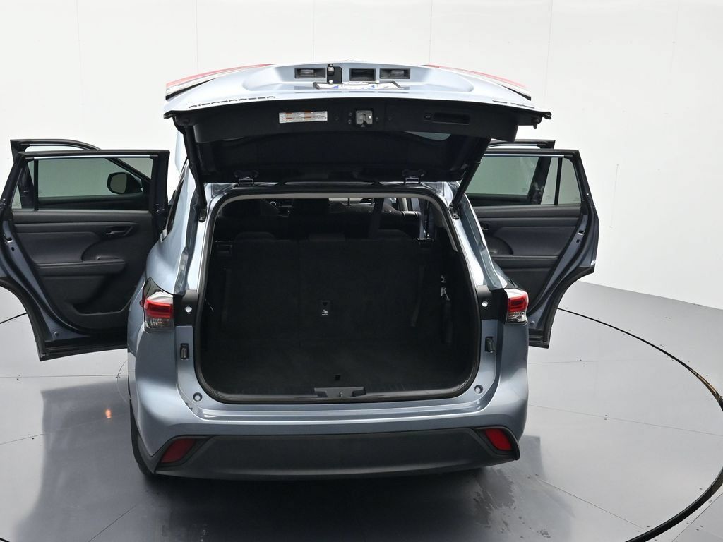 Used 2023 Toyota Highlander LE AWD/4WD image 45