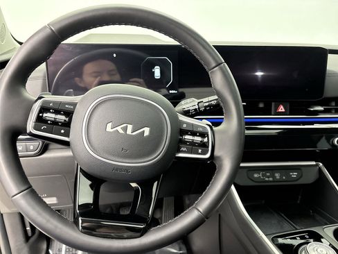 Used 2025 Kia Carnival SX Prestige image 22